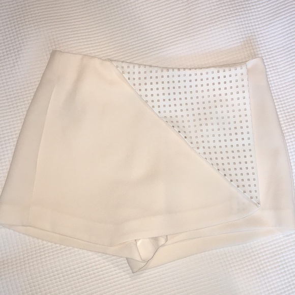BCBGeneration Dresses & Skirts - BCBG white envelope skort